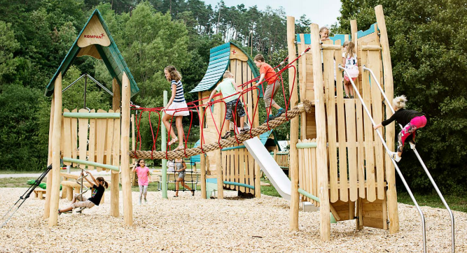 飞鲸游乐：如何保养不锈钢滑梯呢？