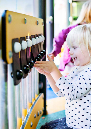 儿童游乐设备在玩耍时的注意事项