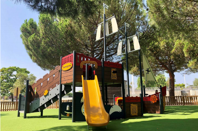 飞鲸游乐设备：非标定制滑梯